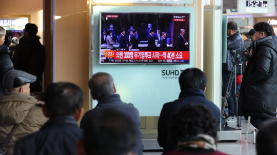 <탄핵표결> 탄핵표결 방송 지켜보는 시민들      (서울=연합뉴스) 하사헌 기자 = 9일 오후 서울역 대합실에서 시민들이  박근혜 대통령 탄핵소추안 표결 중계방송을 지켜보고 있다.  2016.12.9      toadboy@yna.co.kr  (끝)